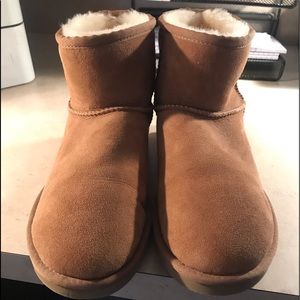 New size 9 chestnut mini uggs